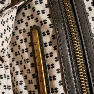Steve Madden Bags - Steve madden shoulder cross mid size purse Steve Madden Bags - Steve madden shoulder cross mid size purse